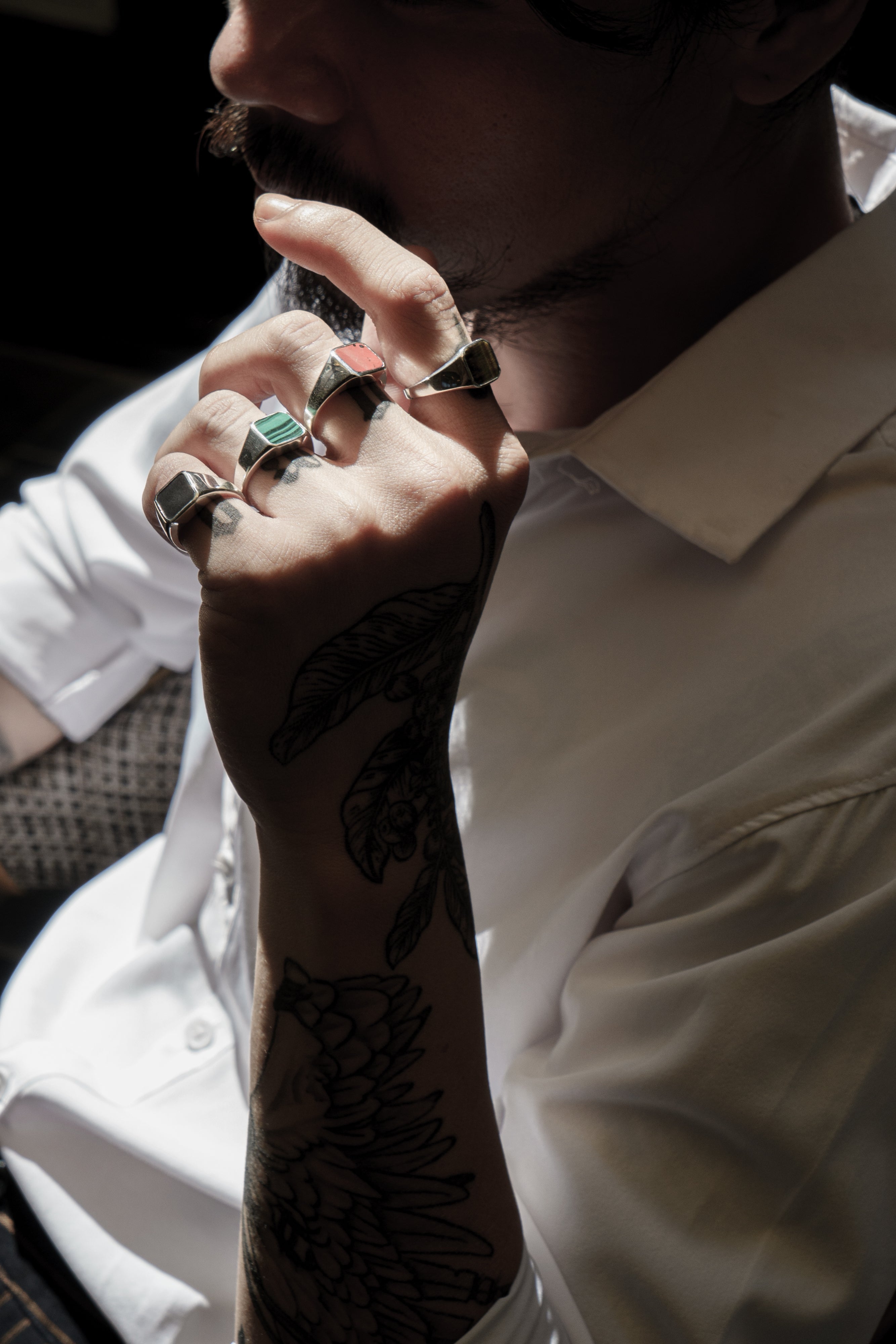 Elegir comprar anillos de plata para hombres: consejos clave que debe saber