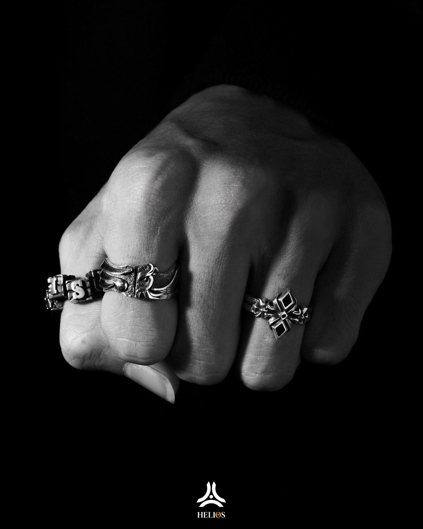 Anillos apilables: una guía para mezclar y combinar joyas de plata para hombres