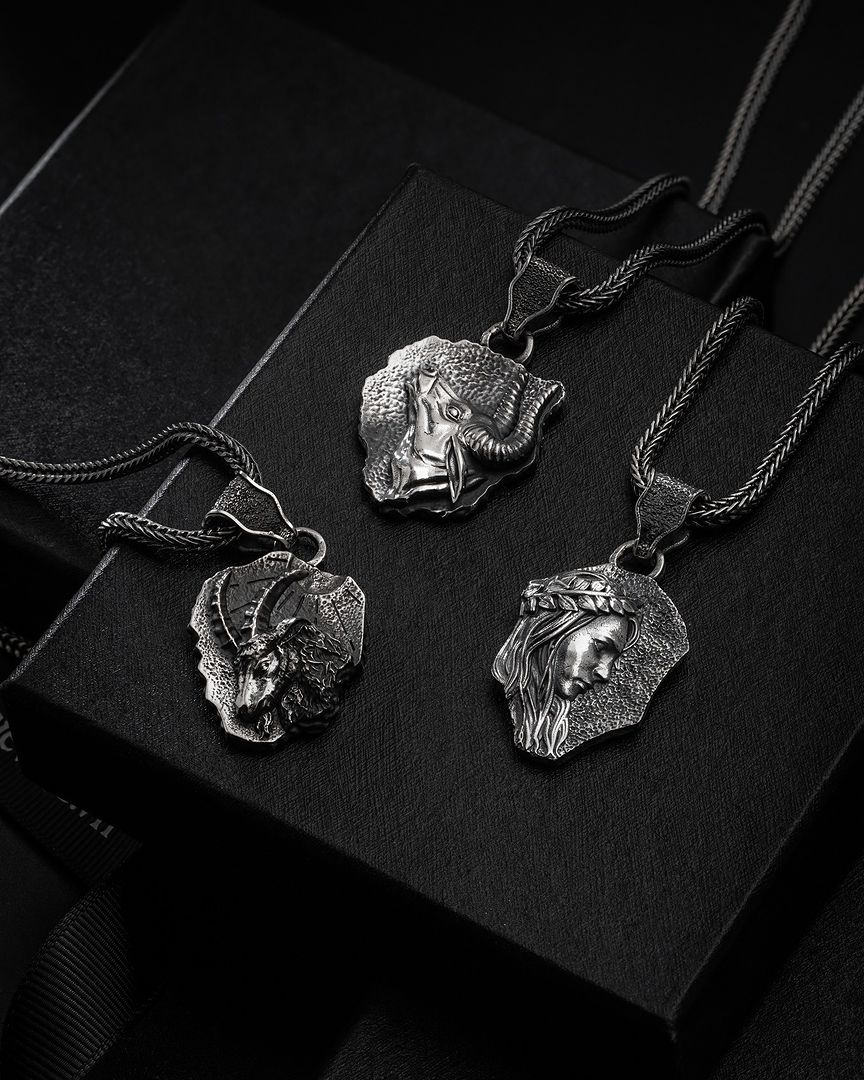 Encuentre sus collares de plata de ley perfectos para hombres