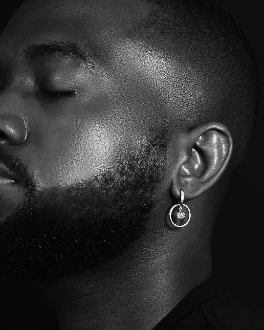 Pendientes colgantes para hombre: un accesorio elegante con un atractivo versátil