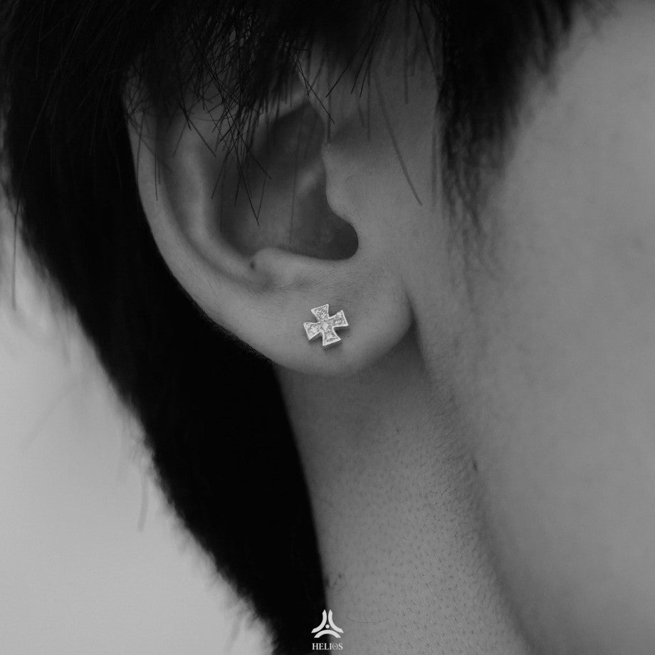 ¿QUÉ usan los hombres como aretes "iniciales"?