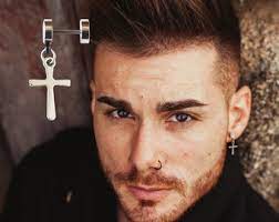 ¿Qué tipo de aretes se deben usar con orejas grandes?
