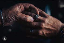 Should a ring be tight or loose? How Should a Ring Fit?