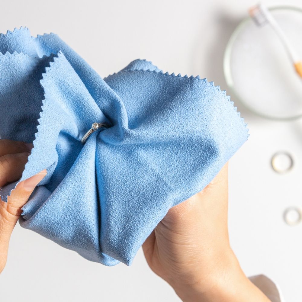Clean Earrings: Tips and Tricks for Sparkling Jewelry