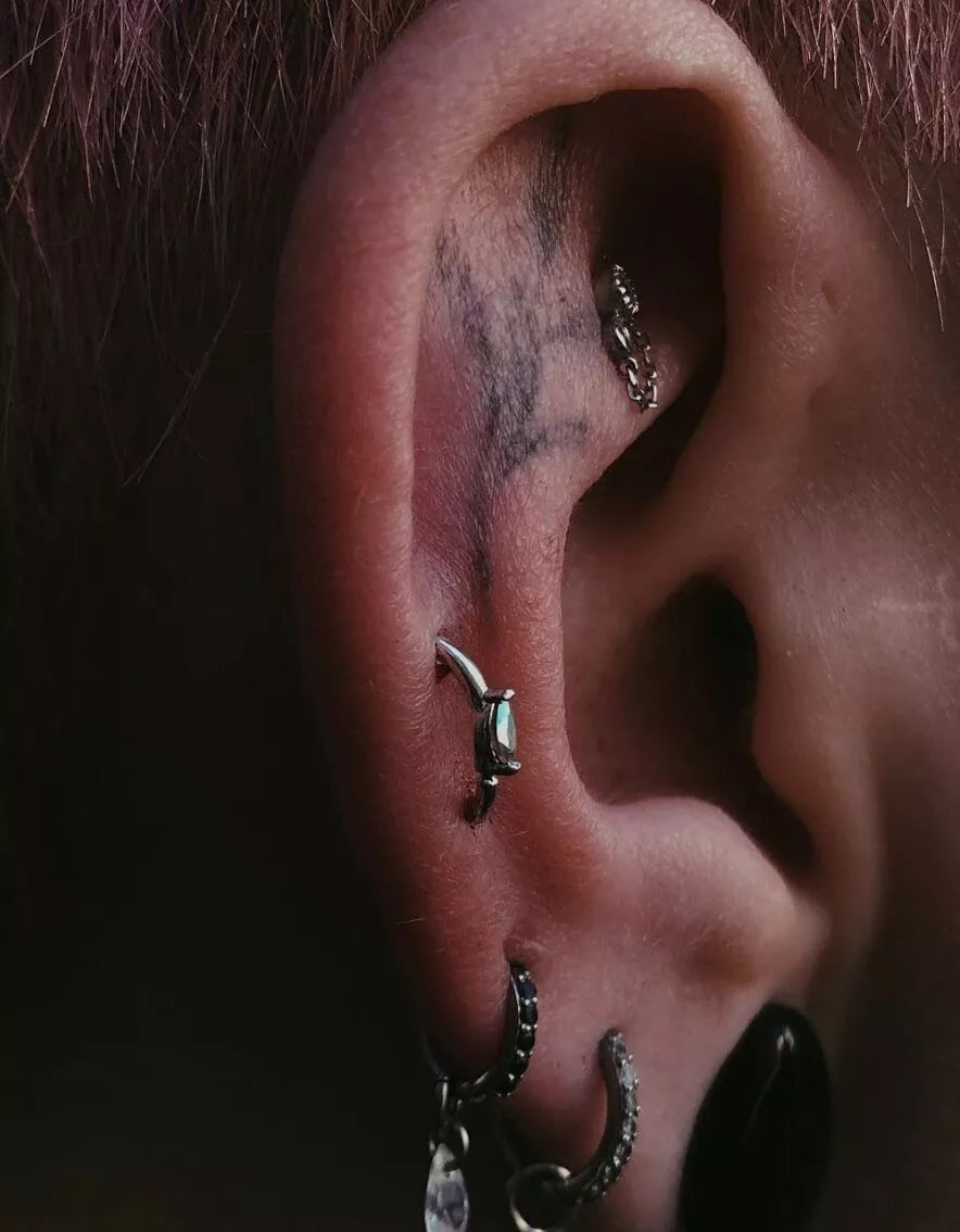 Guía de piercings en la oreja para hombres: estilos populares
